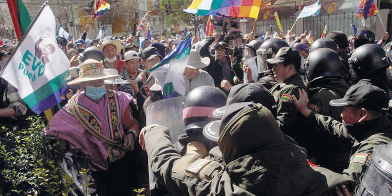 Una de las marchas evistas que derivó en ataques y violencia contra la Policía. 