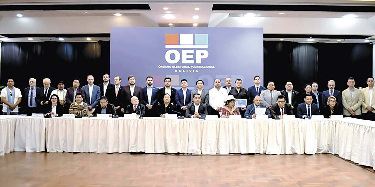 El presidente Luis Arce  junto a representantes de los demás órganos del Estado y candidatos.