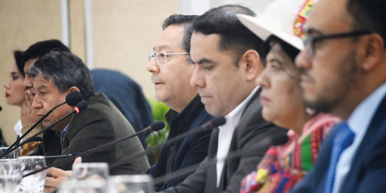 El presidente Luis Arce en el evento convocado por el TSE, junto a los otros participantes del encuentro.