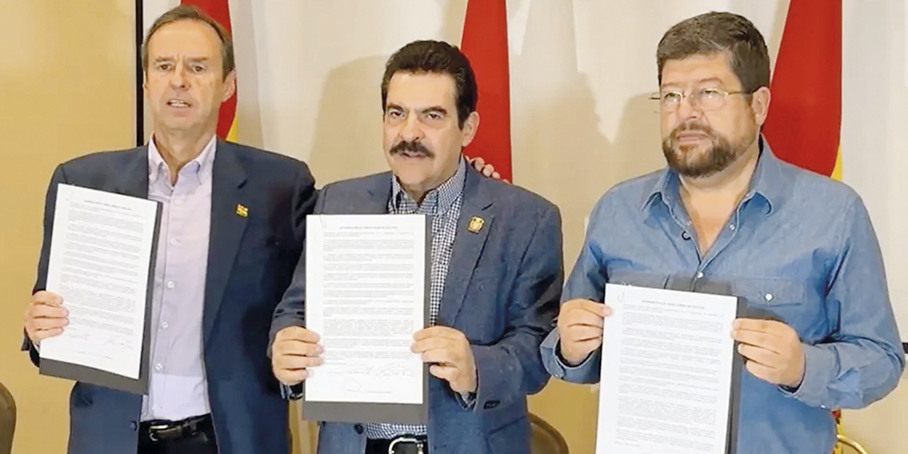Manfred Reyes Villa, Tuto Quiroga y Samuel Doria Medina enseñan el Acuerdo por el Bien Común de Bolivia.