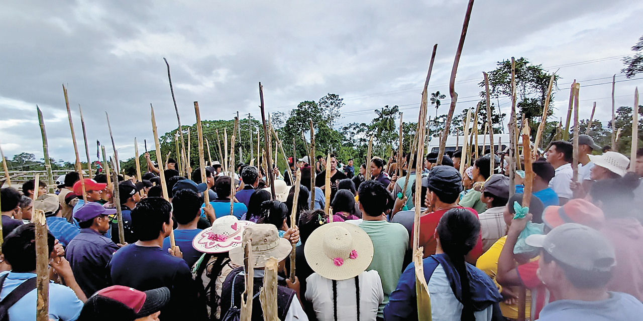 Grupo de personas que aseguran que defenderán a Evo Morales. 
