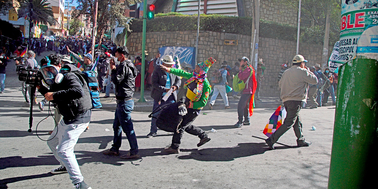Seguidores de Evo Morales lanzan piedras a policías en una marcha en La Paz.
