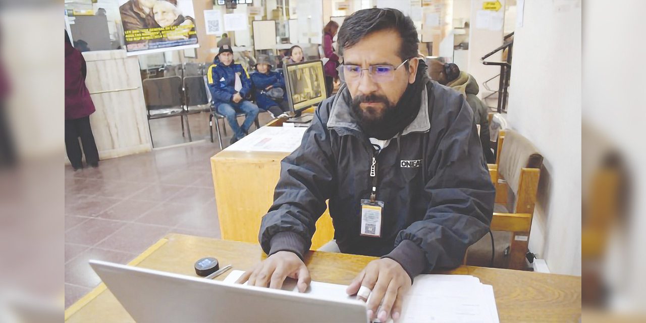 El funcionario atiende el punto habilitado por el TED de Oruro.