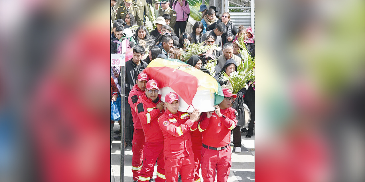 Cortejo fúnebre de uno de los efectivos policiales que perdió la vida en Llallagua, Potosí.