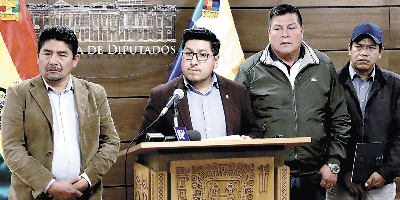 Yujra hizo el llamado a los jefes de bancada mediante una conferencia de prensa. 
