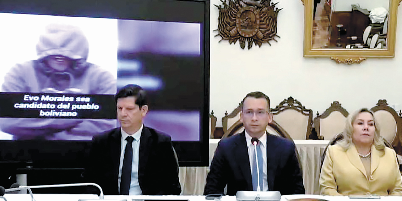 Miembros del Tribunal Supremo de Justicia (TSJ), liderados por su presidente, Romer Saucedo (centro), anuncian las medidas legales asumidas contra evistas.