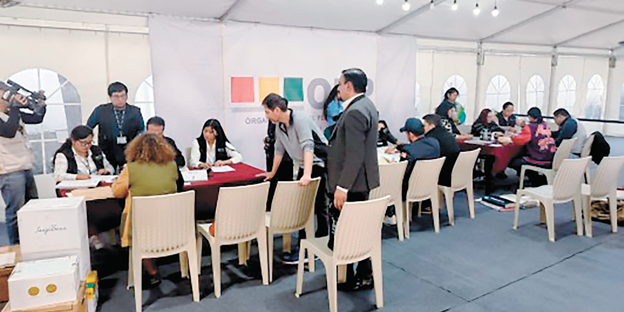 Funcionarios del TSE en la etapa de registro de candidatos. 
