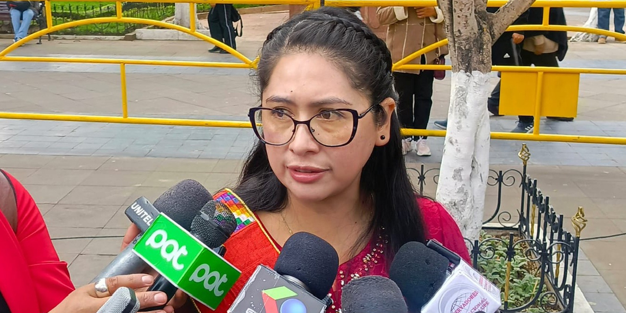 La alcaldesa y líder de Morena Eva Copa. 
