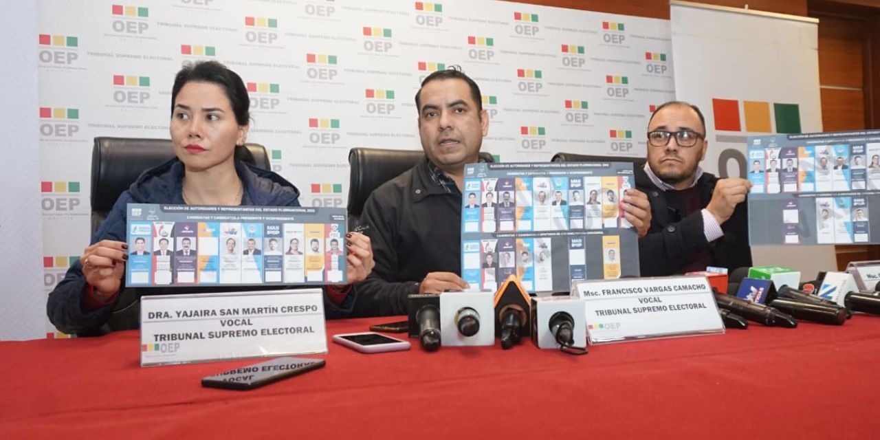 Vocales del TSE con las tres papeletas de sufragio.