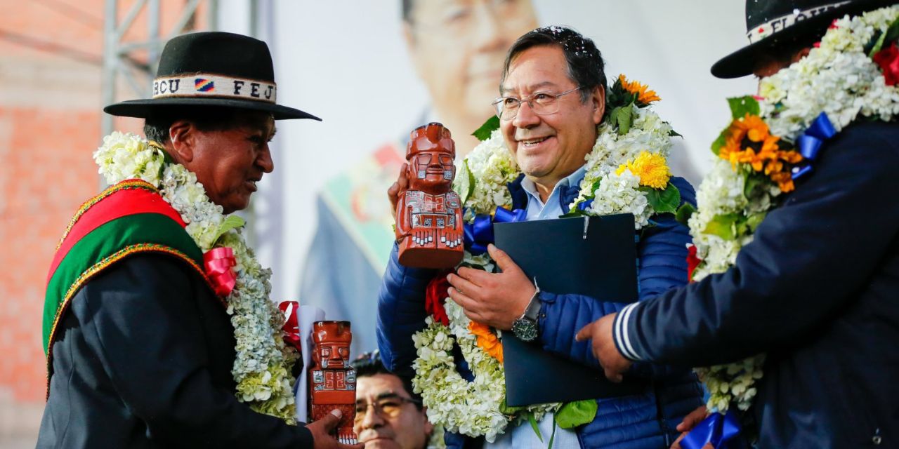 El Presidente recibe presentes de las autoridades del municipio de Tiwanaku.
