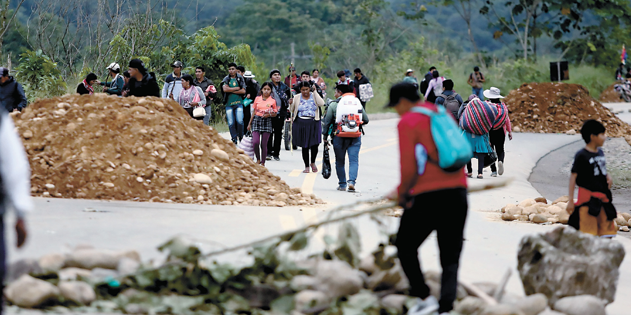 Seguidores de Evo Morales bloquean una vía en Cochabamba.