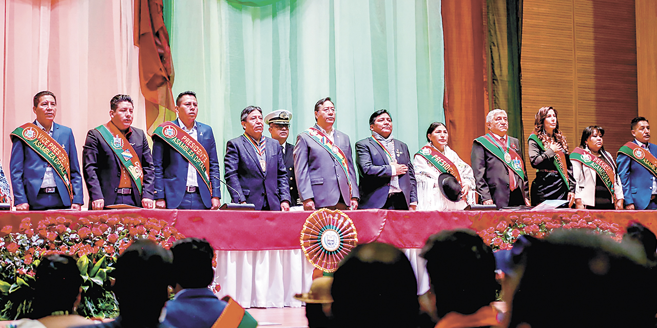 El presidente Luis Arce junto a autoridades nacionales, departamentales y ediles, en la sesión de 2024.