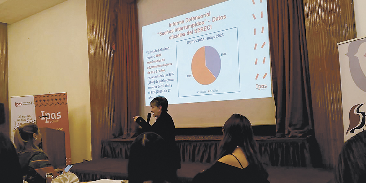 La directora de IPAS Bolivia, Malena Morales, presenta datos de matrimonios infantiles en Bolivia. 
