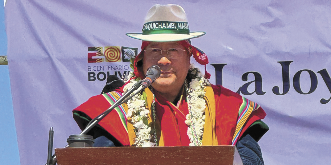 El presidente Luis Arce en el municipio de Santiago de Huayllamarca, en Oruro.