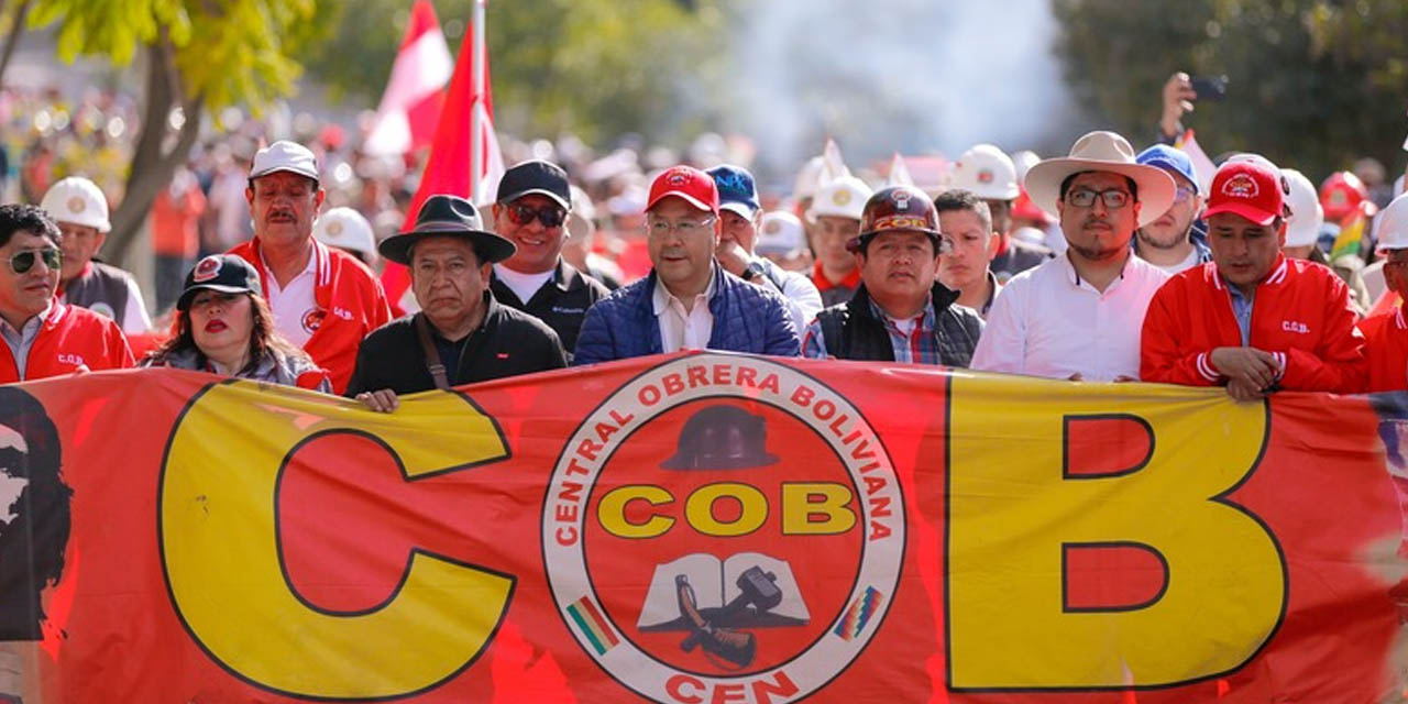 El presidente Luis Arce participa de la marcha de la COB en el Día del Trabajador en Tarija. Foto: Comunicación Presidencial.