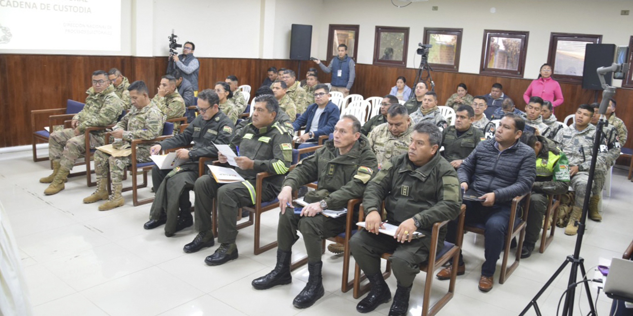 Policías y militares en la capacitación