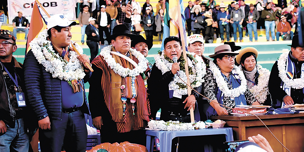          Grover García, presidente del MAS, junto a Lucio Quispe, dirigente de la CSUTCB.