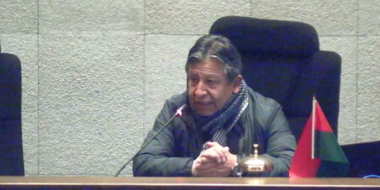 El presidente de la Asamblea Legislativa, David Choquehuanca, determinó suspender la sesión por falta de quorum en la directiva del Senado.