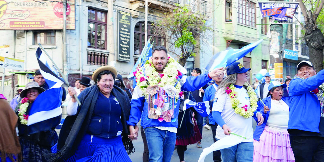 Eduardo Del Castillo, candidato del MAS, junto a sus simpatizantes.