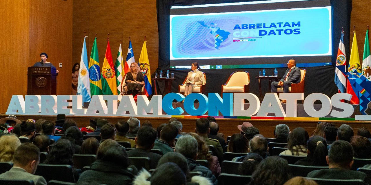 La ministra Prada durante el acto inaugural de AbreLATAM - ConDatos 2025. Foto: Agetic 