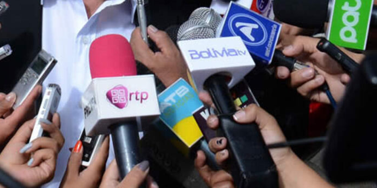 Periodistas en cobertura electoral.