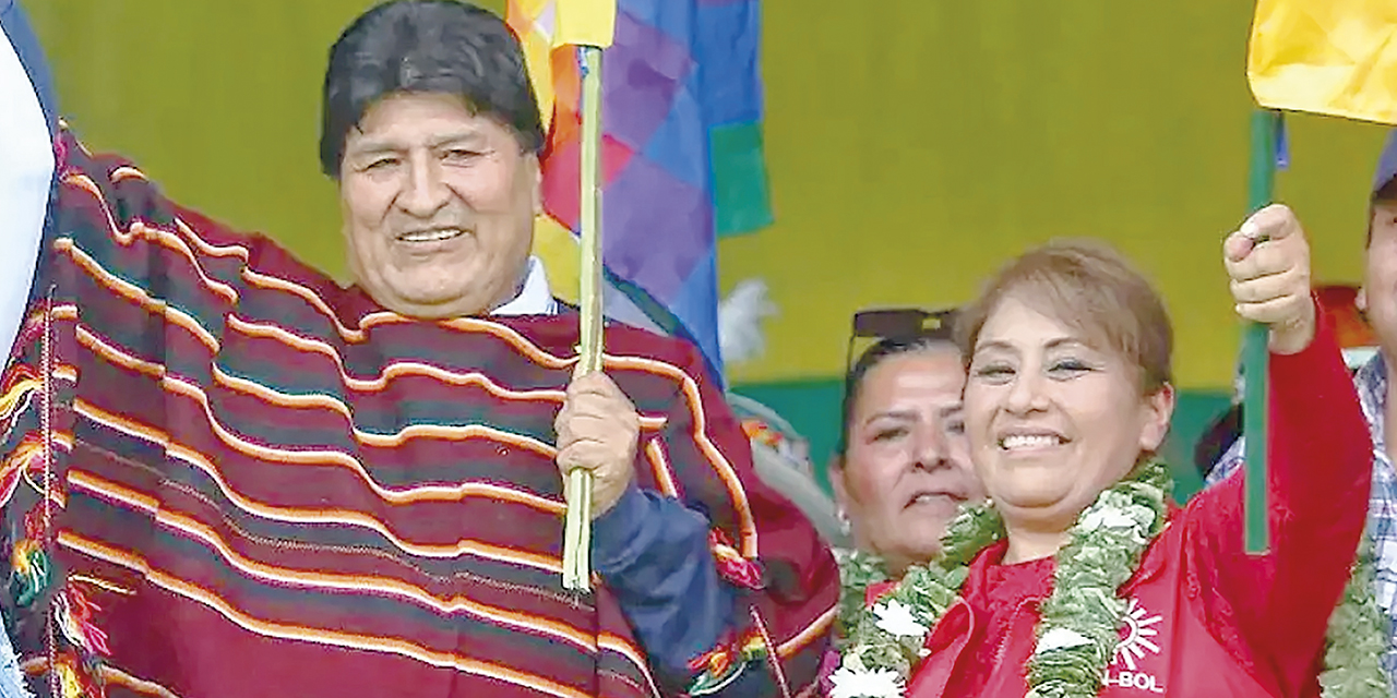 Ruth Nina junto a Evo Morales