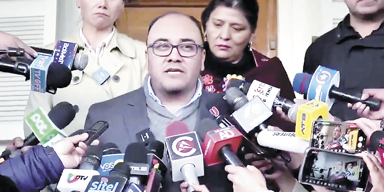 El vocal Gustavo Ávila en rueda de prensa junto a sus colegas, ayer.