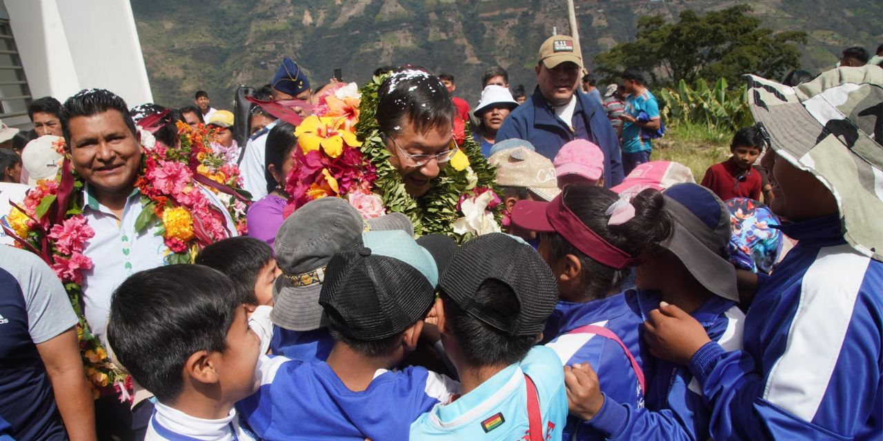 El presidente Luis Arce con niños de la unidad educativa La Calzada, luego de la inauguración de la moderna infraestructura.