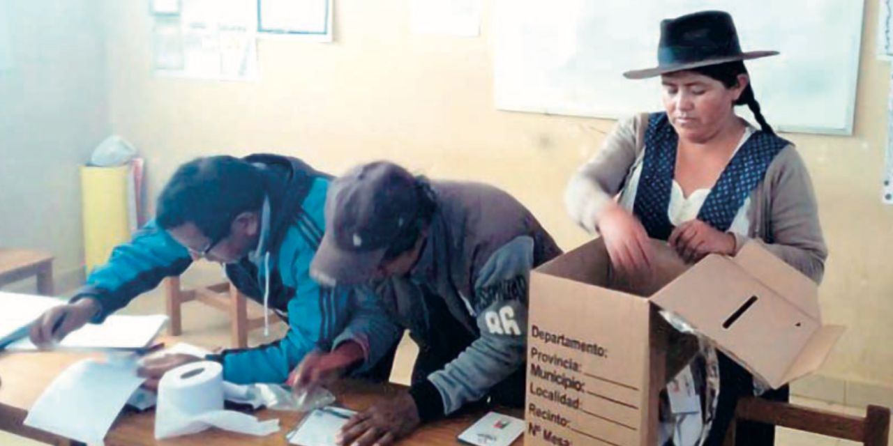 Una mesa de sufragio en Cochabamba compuesta por jurados electorales.