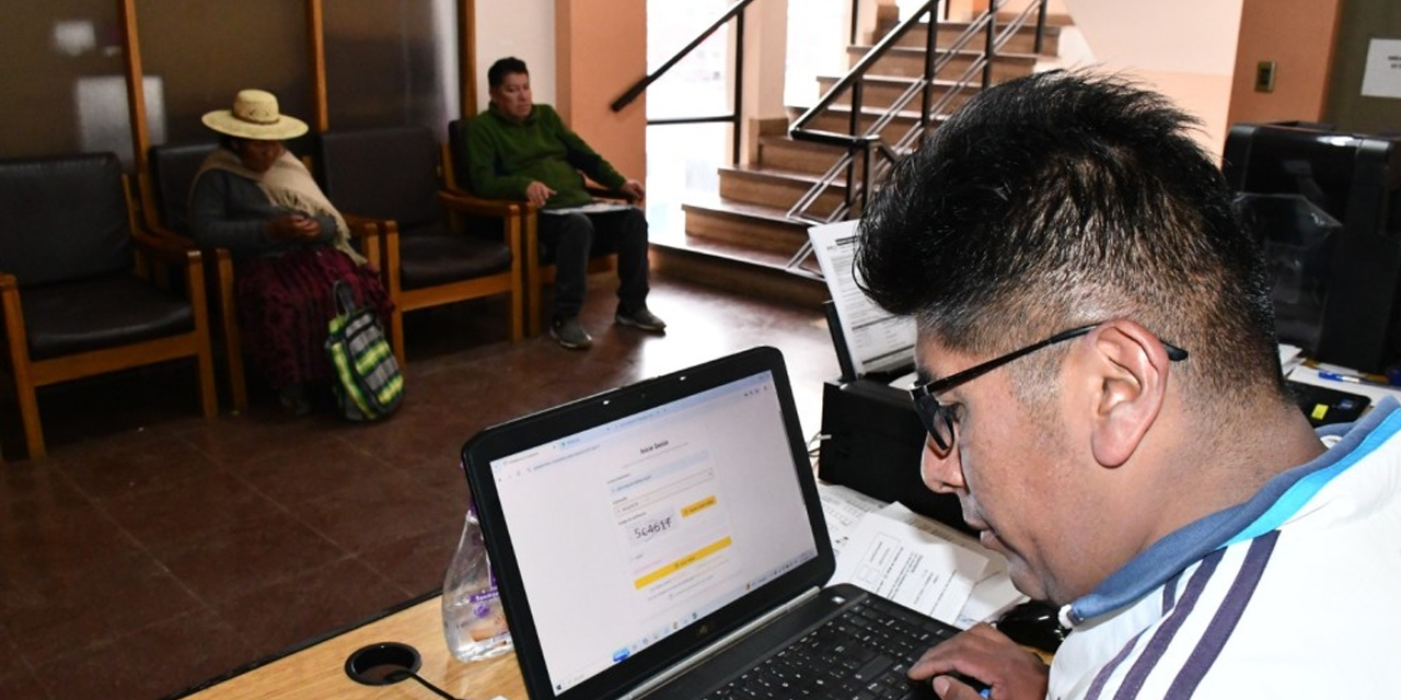 Un funcionario del TED de Oruro procesa las solicitudes de excusas de los ciudadanos sorteados como jurados Foto: Fuente Directa