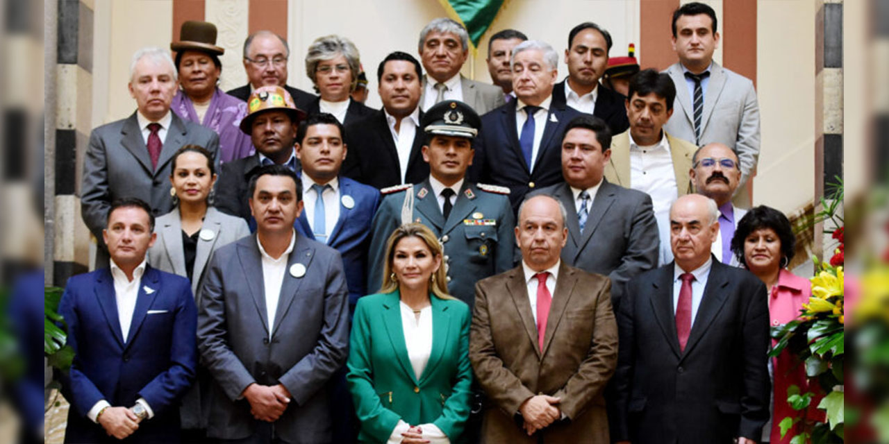 En las gradas del Palacio Quemado, Jeanine Añez con su primer gabinete. 