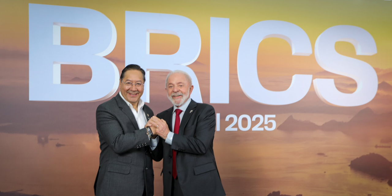 El presidente Luis Arce y su homólogo de Brasil, Luiz Inácio Lula da Silva, en la XVII cumbre de los BRICS, en julio. Foto: Archivo