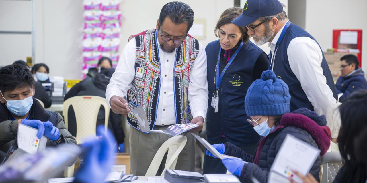 TSE concluye armado de 35.253 maletas electorales y da inicio a su distribución