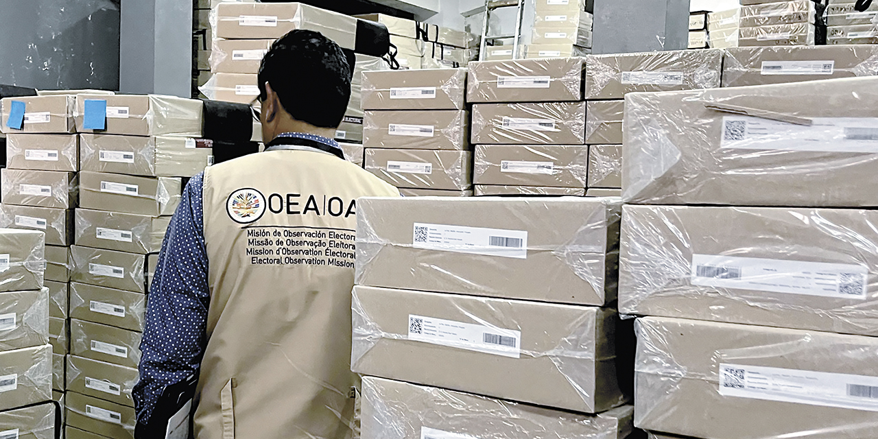 Un observador de la OEA en el centro de operaciones donde se arman las maletas electorales.