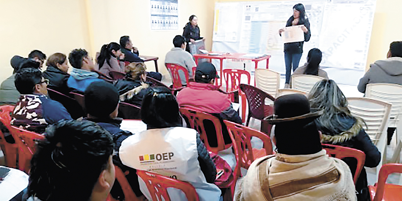 Los jurados  fueron capacitados para cumplir un rol clave: el correcto llenado de actas electorales.