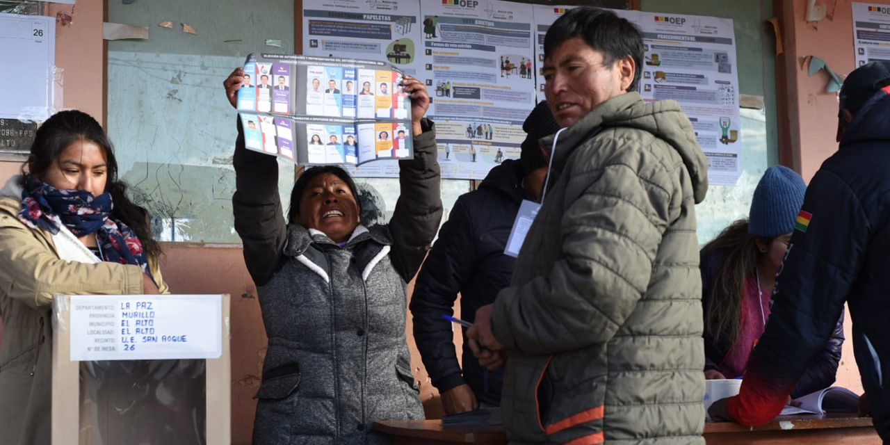 La votación en un recinto electoral ubicado en El Alto.