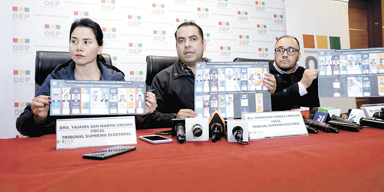 Vocales del TSE con las papeletas electorales.