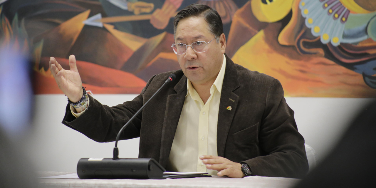 El presidente Luis Arce en diálogo con los periodistas en Casa Grande del Pueblo. Foto: Vice Com.