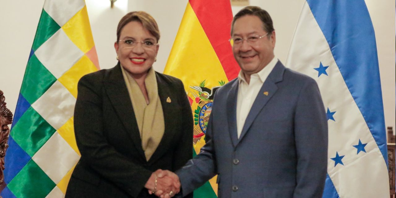 El presidente Luis Arce y su homóloga de Honduras, Xiomara Castro.