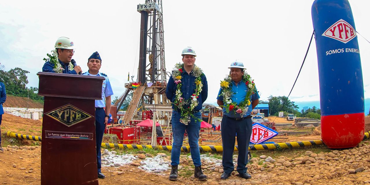 El presidente Luis Arce durante una inspección en el pozo Mayaya Centro-X1, en el norte de La Paz.