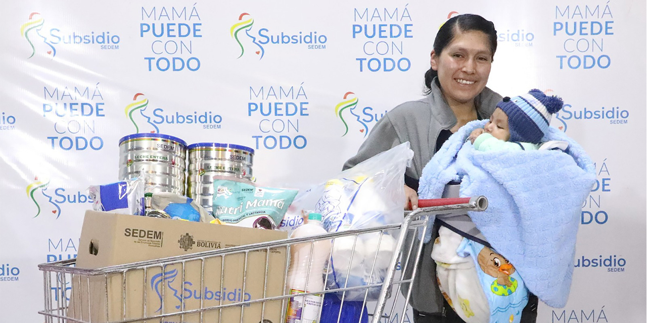 Una mamá que recibió su subsidio prenatal.