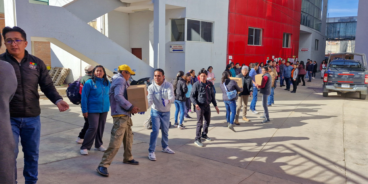 Personal del TED de Potosí forma una cadena humana para recibir el material electoral. Foto: Fuente Directa