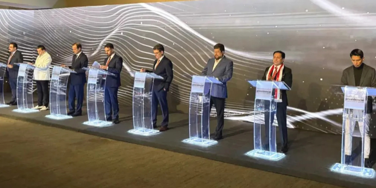 El primer debate presidencial, que se llevó a cabo antes de las elecciones del 17 de agosto.