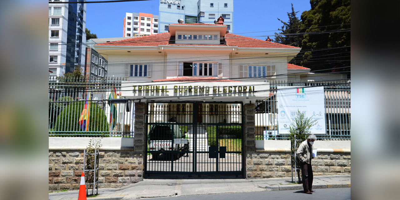El frontis del edificio donde funciona el Órgano Electoral. 