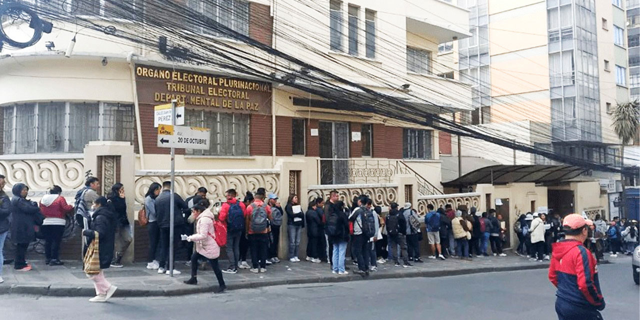 La población hace filas para dejar sus excusas como jurados electorales en el TED La Paz. 