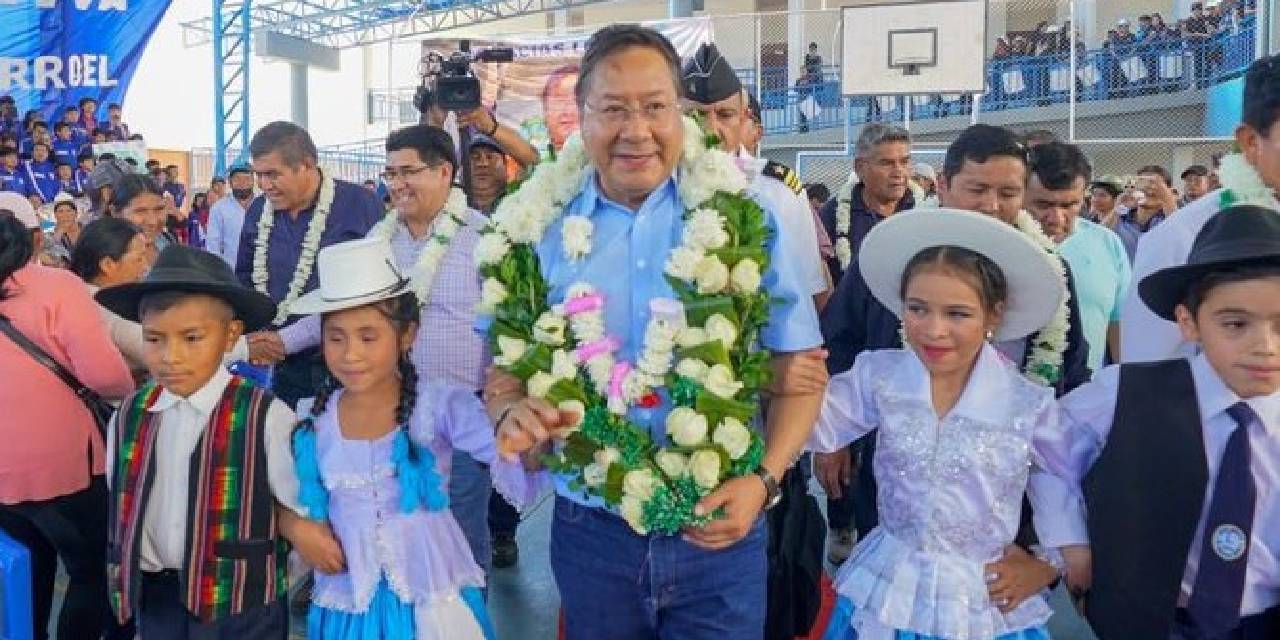 Luis Arce con niños del municipio cochabambino de Punata. 