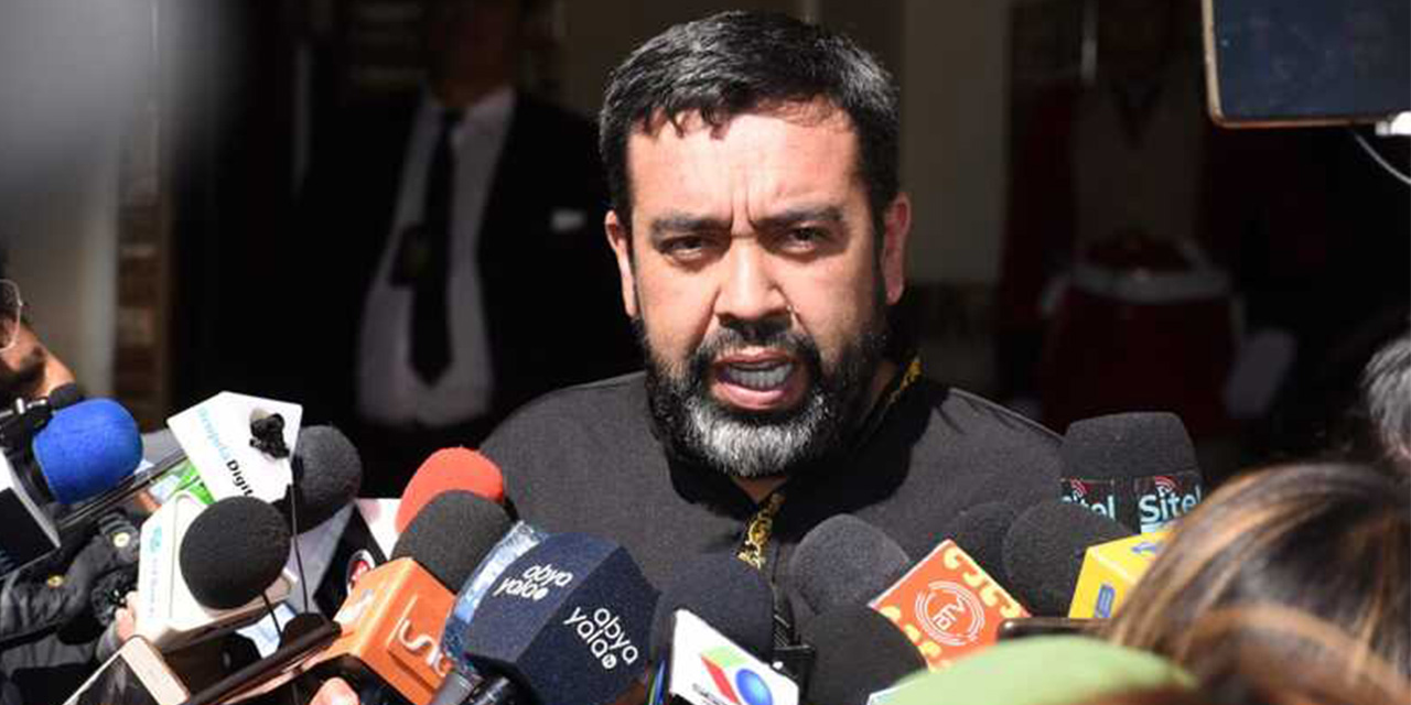 El Ministro de Medio Ambiente consideró que el PDC y Libre continúan atacándose, cuando la gente lo que quiere es escuchar sus propuestas.  El ministro de Medio Ambiente y Agua, Álvaro Ruiz, consideró ayer que la “guerra sucia” no solo se da ahora, entre los frentes que aspiran a la presidencia, sino que existió en los cinco años de gestión del presidente Luis Arce con el propósito de desestabilizar al Gobierno.  “La guerra sucia ha sido durante los cinco años (de Arce)”, declaró Ruiz, en rueda de prensa, ante la consulta de que algunos candidatos, como Edmand Lara, del Partido Demócrata Cristiano (PDC), continúan con la línea de “guerra sucia”.  Recordó que en la coyuntura electoral que vive el país, quienes se opusieron a la candidatura de Jaime Dunn para las elecciones generales del 17 de agosto fueron Jorge Tuto Quiroga y Samuel Doria Medina, a través de campañas de desprestigio.  También apuntó a que Quiroga atacó directamente a Doria Medina, como parte de una estrategia política comandada por un asesor extranjero que tuvo un rol similar en las elecciones de Ecuador.  “La guerra sucia siempre la han hecho, no es de ahora, permanentemente la están haciendo, es un ataque entre ellos (el PDC y Libre). Los dos están atacando y lo lamentamos, creo que la gente quiere escuchar propuestas y está claro que varias de las propuestas que están haciendo (...) como cerrar la Aduana, pero dicen que va a haber otra Aduana con el tema privado”, manifestó  Guerra contra el gobierno  “Durante todos estos años lo que hemos tenido son permanentes ataques, guerra sucia, para buscar desestabilizar al Gobierno y, pese a eso, (...) como ha dicho nuestro Presidente, trabajaremos hasta el último día y se darán cuenta, nos valorarán y, como dijo, nos van a extrañar, porque pese a todos los obstáculos hemos hecho una gran cantidad de obras”, declaró Ruiz en puertas del Palacio Quemado, a pocos metros de la plaza Murillo.  El 10 de septiembre, en la ciudad de Santa Cruz de la Sierra, el PDC y la Alianza Libertad y Democracia (Libre) firmaron un compromiso ante el Tribunal Supremo Electoral (TSE) para combatir la desinformación y la “guerra sucia” en la campaña hacia el balotaje del 19 de octubre.  Por el PDC, ante la ausencia de su candidato a la vicepresidencia, Edmand Lara, solo firmó el candidato presidencial, Rodrigo Paz; mientras que por Libre rubricaron el acuerdo Jorge Tuto Quiroga y Juan Pablo Velasco.