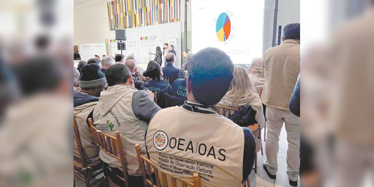 Observadores de organismos internacionales en la primera vuelta electoral del 17 de agosto.