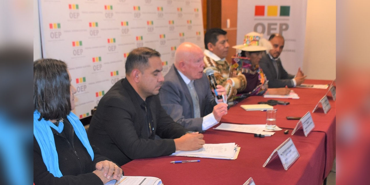 Los vocales que integran el Tribunal Supremo Electoral, en una reunión anterior. 