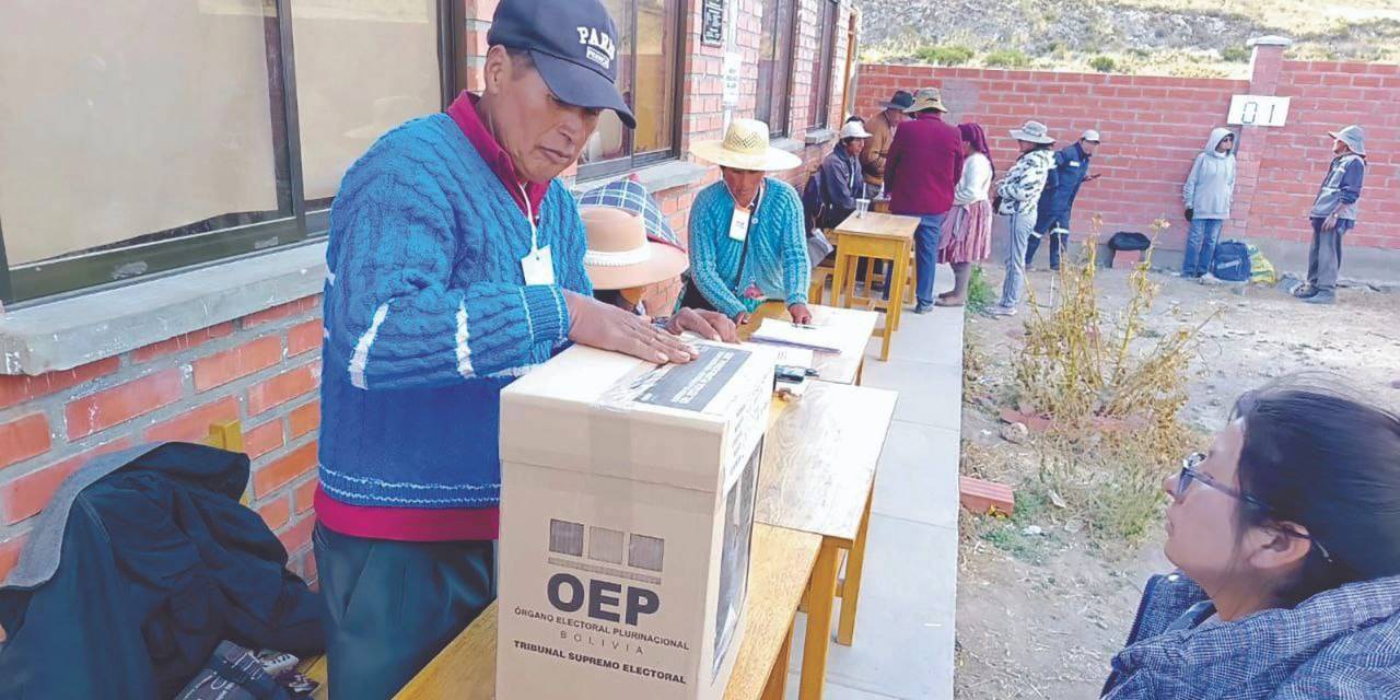 Jurados electorales con los materiales para la votación.